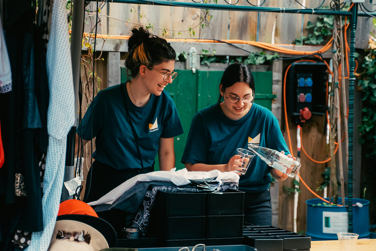 Ein Team posiert mit dem Kameramann in Mafiakostümen.