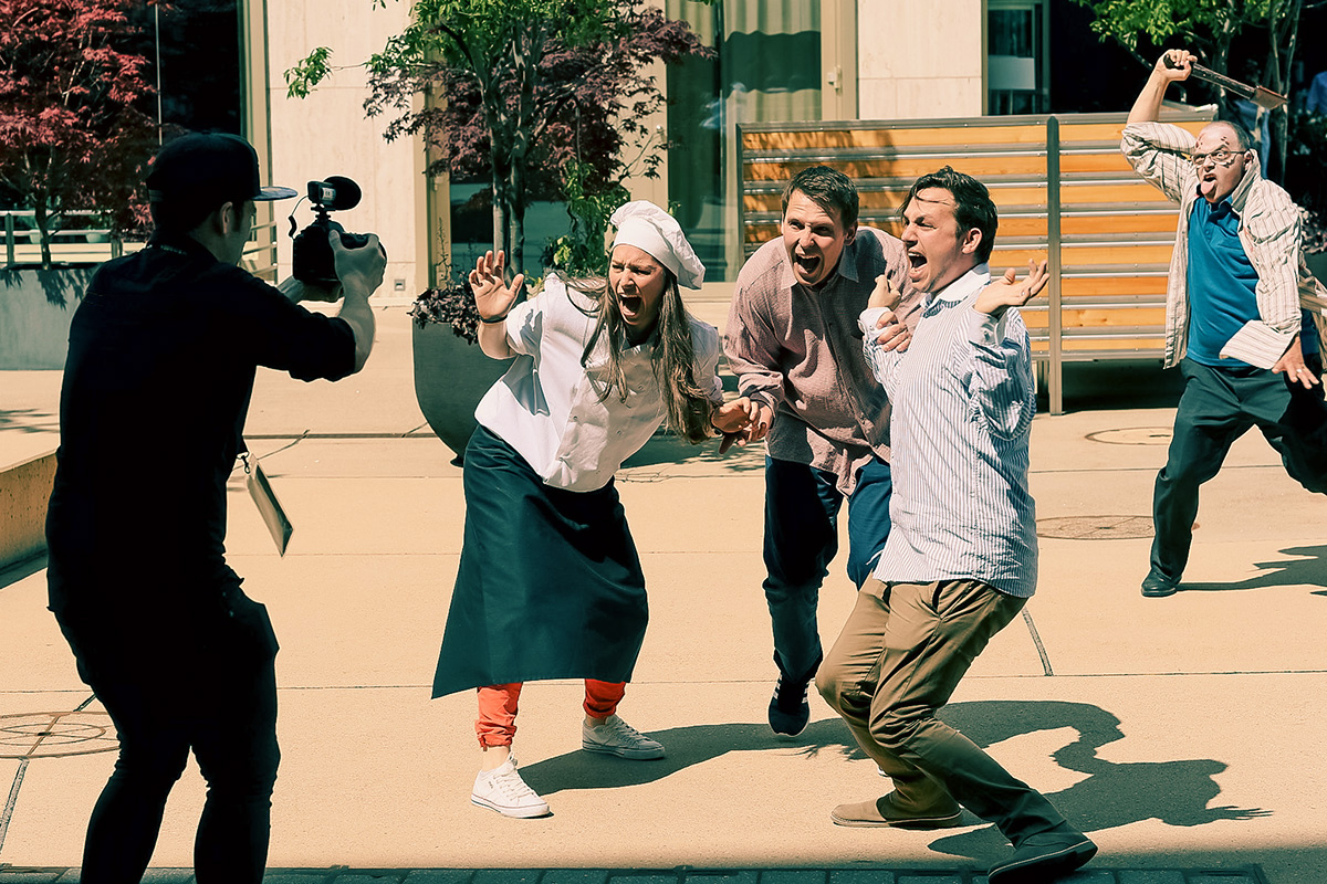 Filmevent Kameramann arbeitet die Story mit dem Team aus.